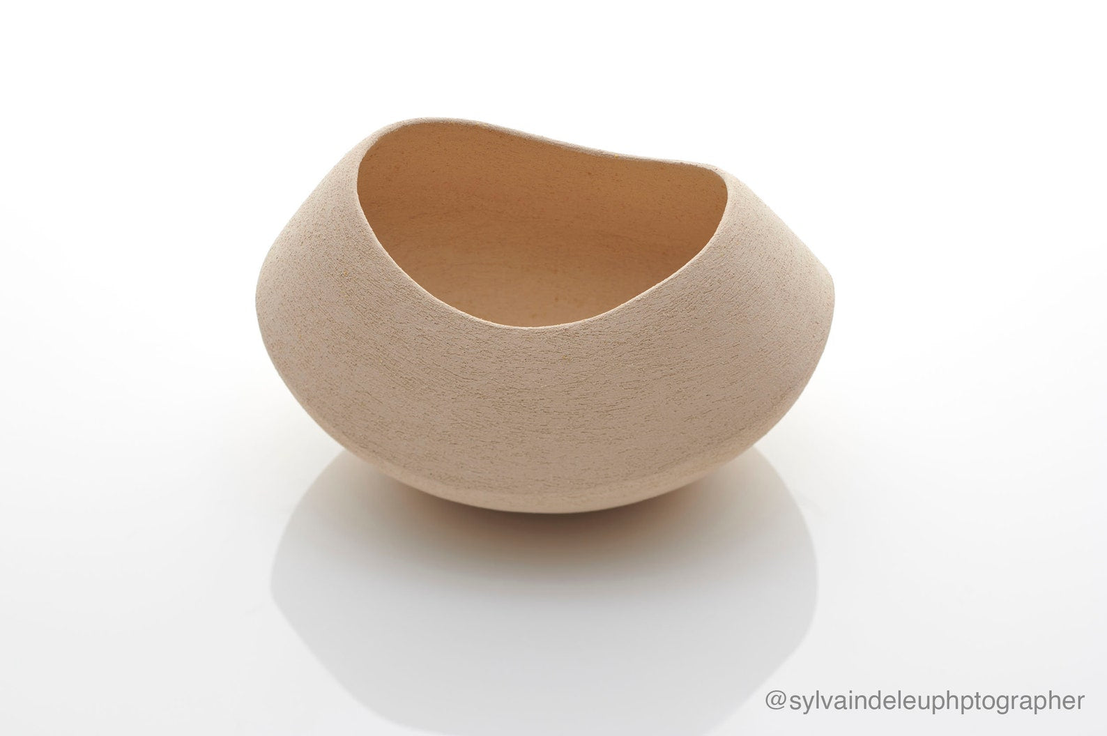 Minimalist ceramic centrepiece for living room