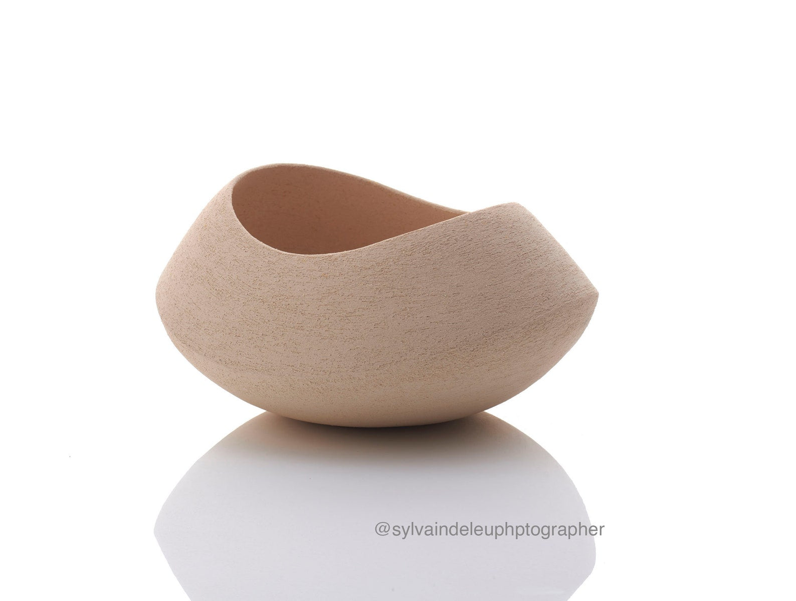 Minimalist ceramic centrepiece for living room