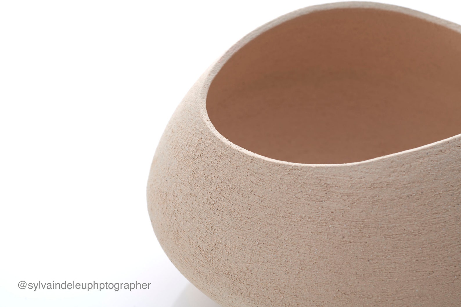 Minimalist ceramic centrepiece for living room