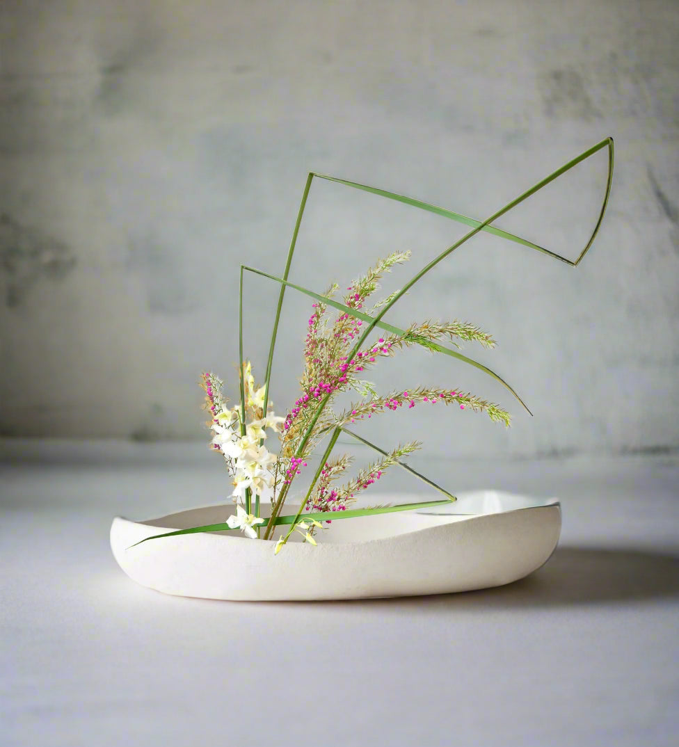 White minimalist Japanese vase - Zen style