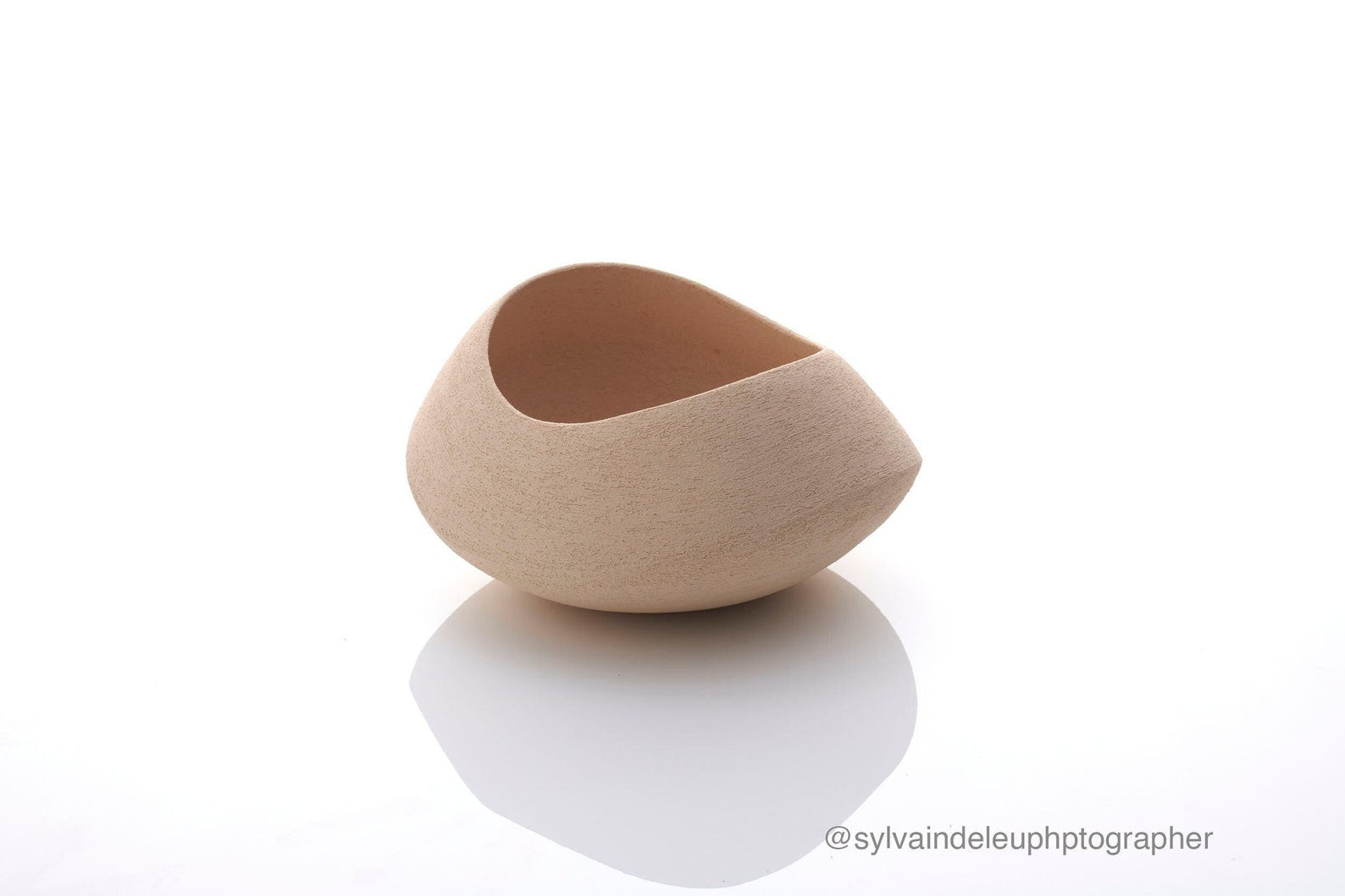 Minimalist ceramic centrepiece for living room