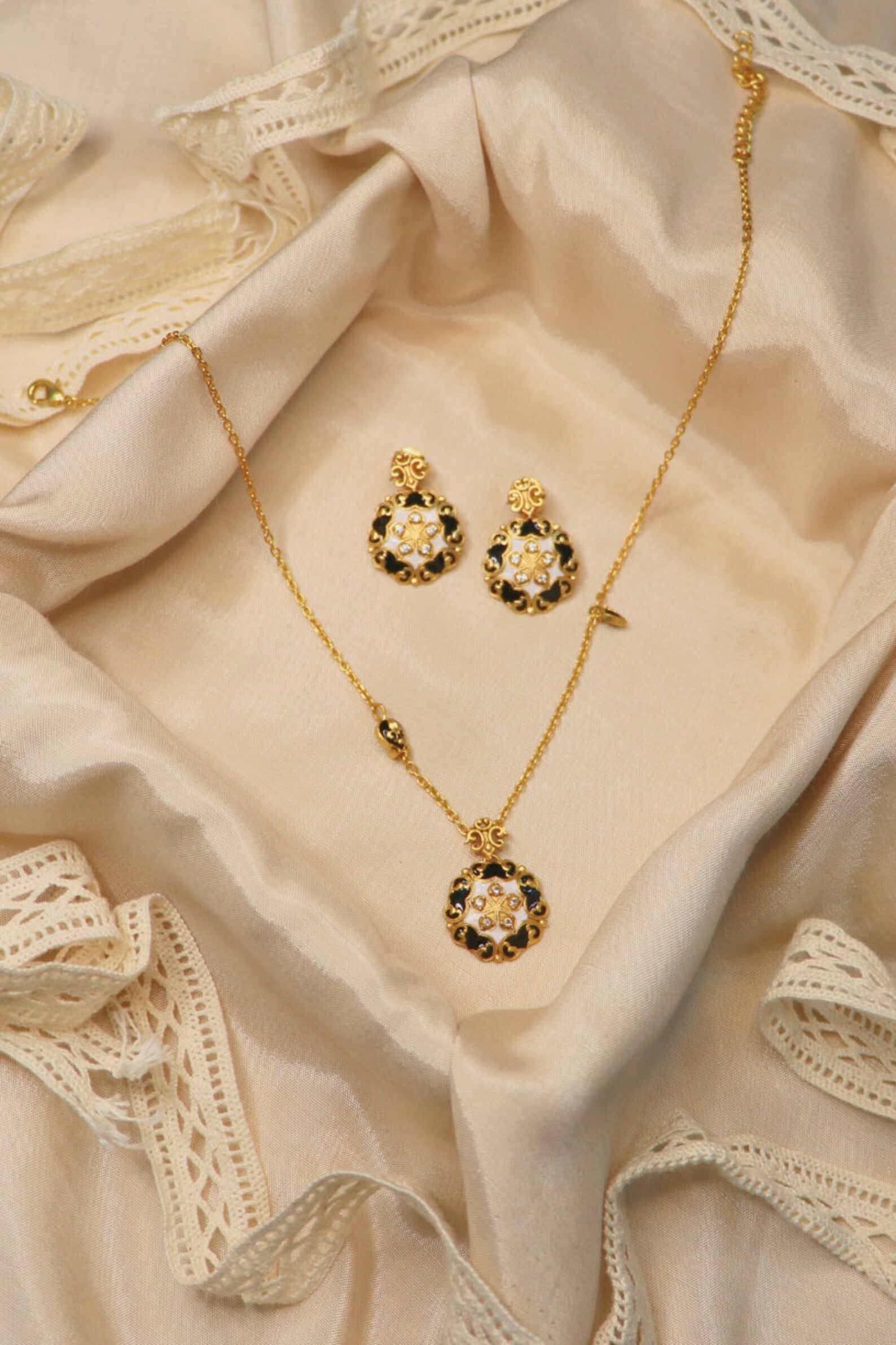 Round Pendant Necklace- Victorian Pendant