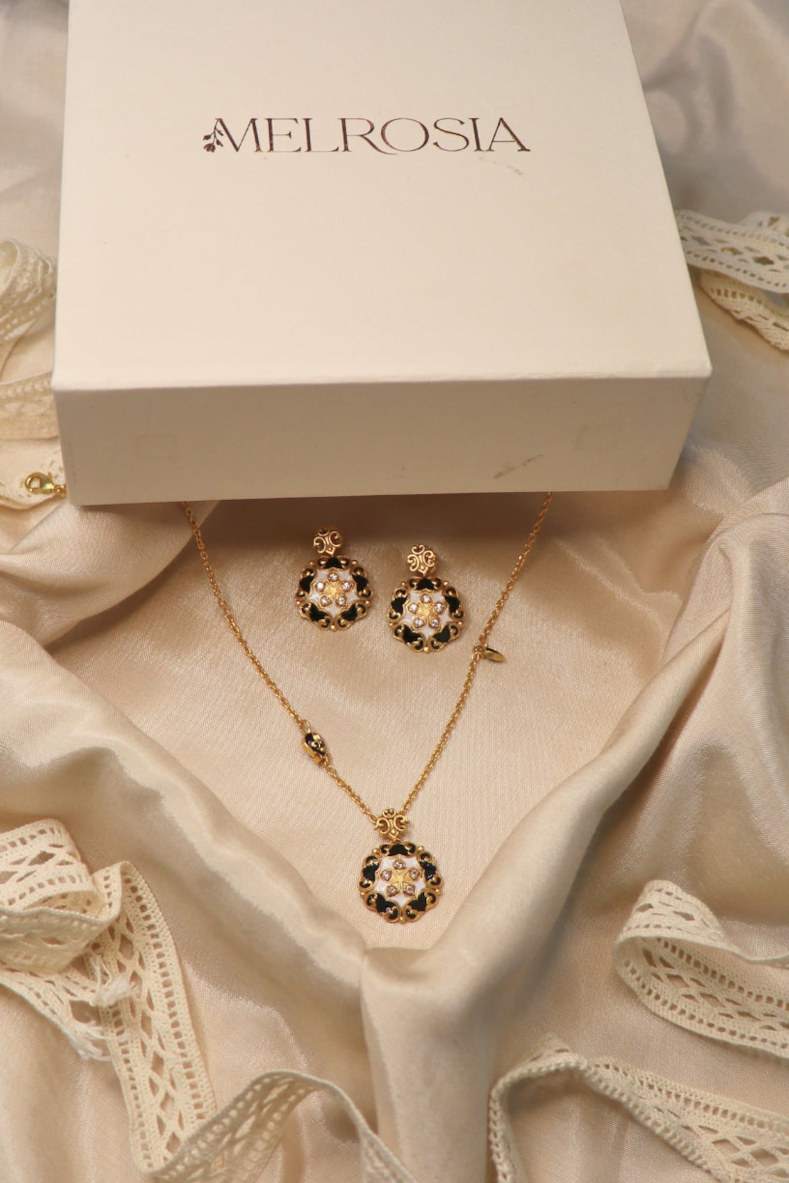 Round Pendant Necklace- Victorian Pendant