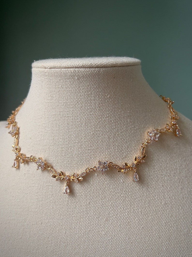 Gold teardrop white flower jewelry set