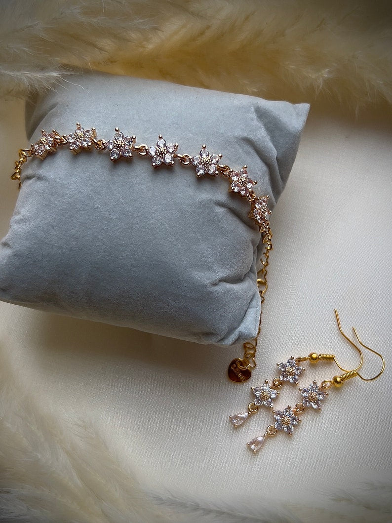 Gold teardrop white flower jewelry set