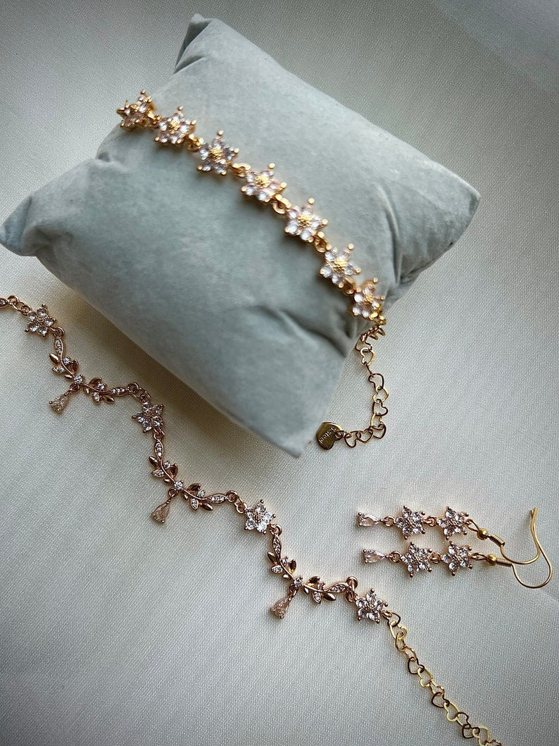 Gold teardrop white flower jewelry set